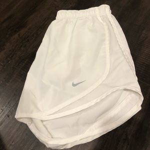 WHITE NIKE SHORTS